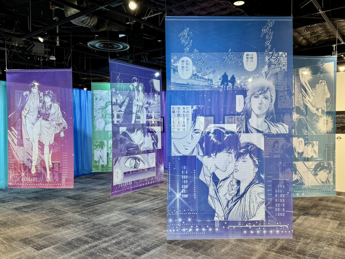 waffle326331's tweet photo. 大阪会場は展示の順番は基本上野と一緒だけど、パネル位置が変えられてて新鮮でした🥰

シンデレラとデコチューが隣り合わせで‥タペストリーの裏からだけど良きシーンが一緒に見られて1人で興奮😂
あと愛とシュガボ、2人でCHとミックが並んでるのも好き🫶💕

#シティーハンター大原画展 https://t.co/8RgORErrQj