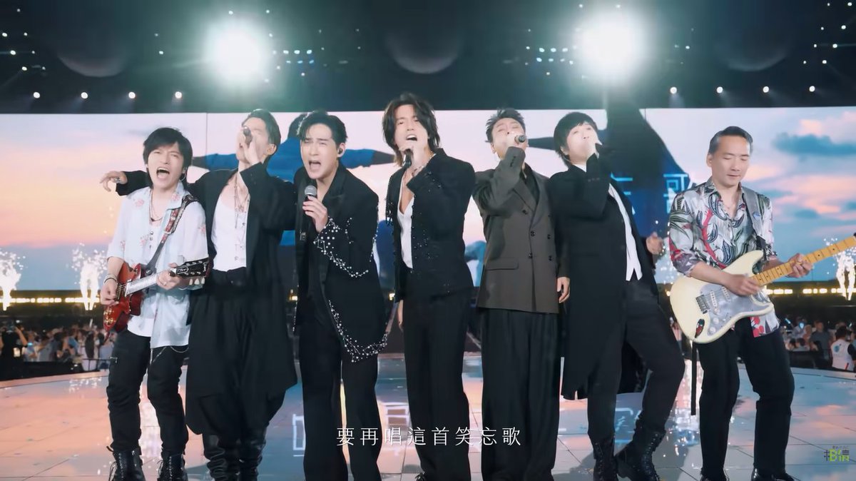 jiaersg7's tweet photo. F4 x Mayday exactly one year ago 😭
Such a special moment and there's something so beautiful about #Mayday playing the instruments while #Ashin shared the vocals with #F4. They were performing in front of people who grew up with both bands 🥹
#JerryYan #VanNessWu #KenChu #VicChou https://t.co/e6CmV7YLh4