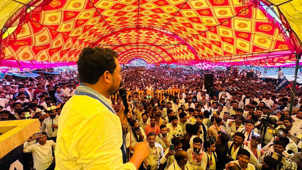 BhimArmyChief's tweet photo. आज मध्य प्रदेश की दतिया विधानसभा क्षेत्र-22 से हमारे प्रत्याशी, राष्ट्रीय कोर कमेटी सदस्य भाई दामोदर यादव जी के समर्थन में आयोजित विशाल जनसभा में उमड़े जनसैलाब को संबोधित किया। दतिया की सम्मानित जनता से अपील की कि वे "केतली" चुनाव चिन्ह के सामने वाला बटन दबाकर भाई दामोदर यादव जी को भारी मतों से विजयी बनाएं।

मुझे केवल आशा ही नहीं, बल्कि पूर्ण विश्वास है कि दतिया की सम्मानित जनता अपना अमूल्य मत और आशीर्वाद देकर भाई दामोदर यादव जी को प्रचंड बहुमत से विजय दिलाएगी।

जनसभा में उपस्थित सम्मानित नागरिकों, पार्टी के समर्पित पदाधिकारियों, कार्यकर्ताओं एवं सभी समर्थकों का हृदय से आभार। 

#ChandraShekharAzad #DamodarYadavMandal #DatiaByElection #AzadSamajParty #JaiBhim