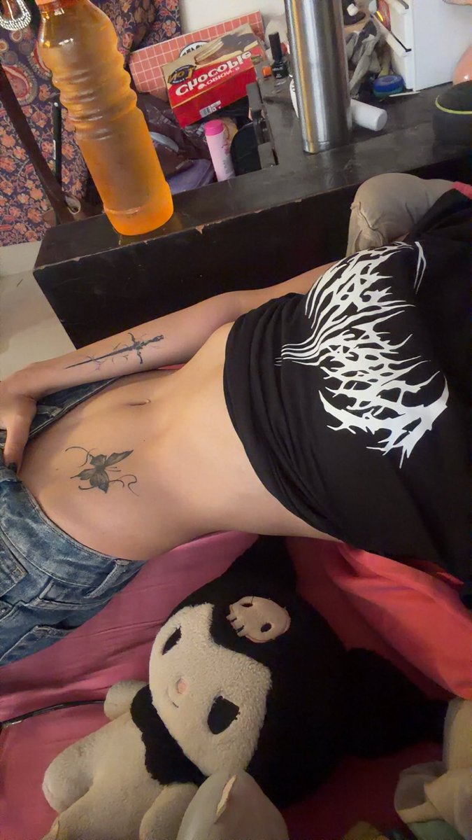 MahamIlahi's tweet photo. Gym me aaj Bhot thak gyi 
.

#rtfindom #goth #vampire #feet https://t.co/NHWSzUTbmt