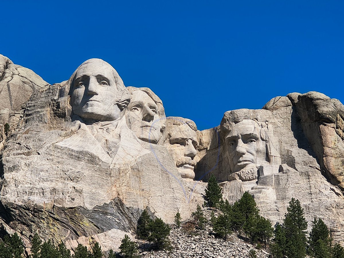 _Lincoln_16's tweet photo. What a lovely visit😁! I wanted to go visit the monument with Roosevelt and I! I had a lovely time, I wish Roosevelt was with me though. I'm sorry I haven't been active recently, patriots! I've just been so busy, I promise to try and be more active soon😊! https://t.co/P1MnMnDDne
