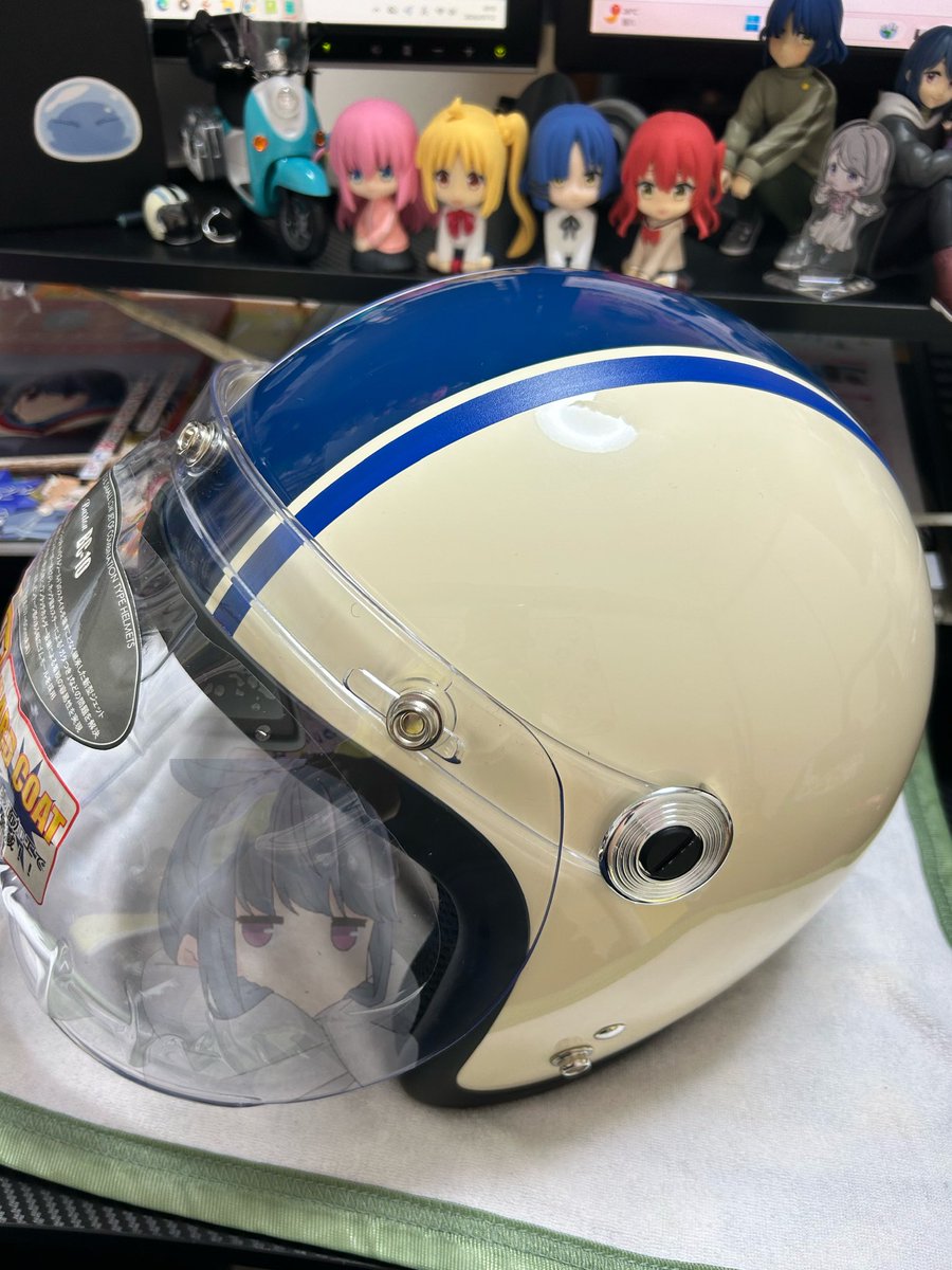 SKY_1248's tweet photo. ヘルメットできたぞ(･ω･)ﾉｼ
ビニールテープ貼っただけだけど、
めっちゃ志摩リンヘルメットじゃん( *´艸`)
楽しみだなぁ(￣∇￣*)ゞ
 #ゆるキャン  #志摩りん  #ビーノ https://t.co/CrgYgnbpmi