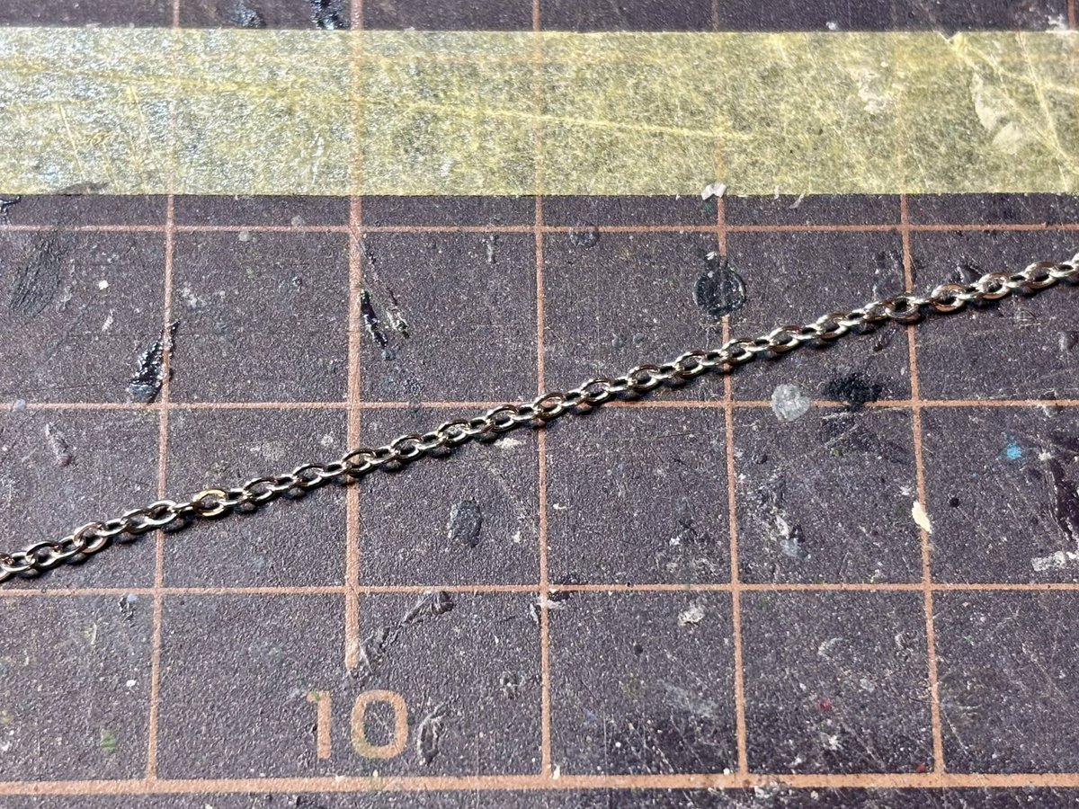 fumi_32's tweet photo. 100均のDIYアクセサリー用の細い鎖を切ってじゃな…こうしたり、こうしたり、こうしたりじゃ！ https://t.co/OFKTcHvZKO