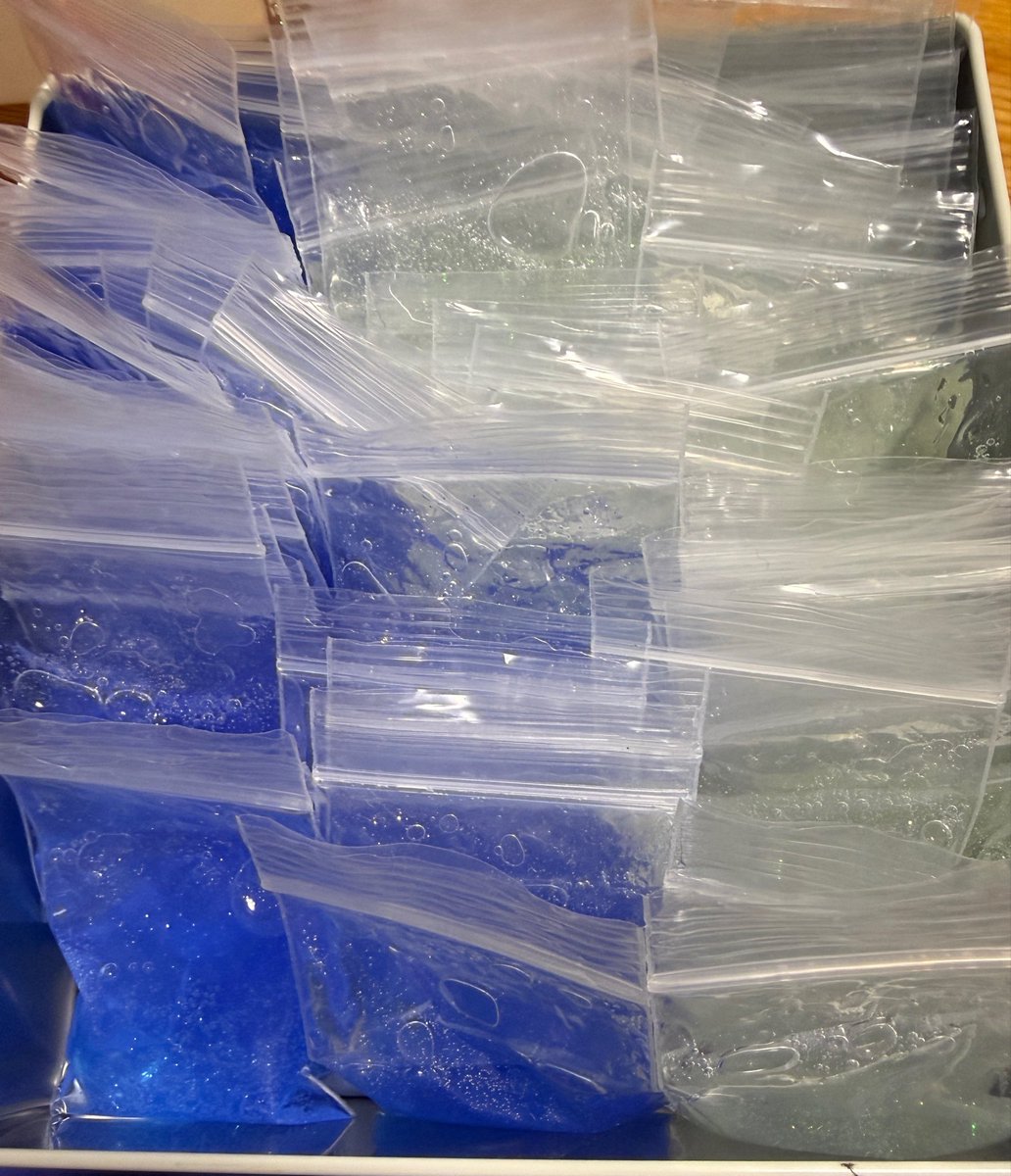 38_ykrm's tweet photo. あーびっくりした

もう1色スライムつくって
袋詰めまで終わったんかと思った

#終わらせたー
#もう寝たい
#片付けめんどいけど
#明日の自分のためにやっとこ
#朝もう1色やるとか正気か
#でも子ども笑顔はpriceless
#なはず https://t.co/DhjiKV676k