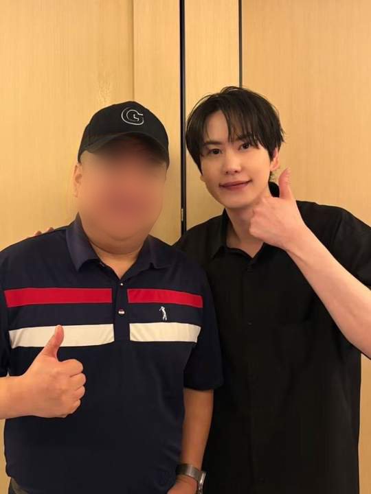 itsmefiraa's tweet photo. #규현 #KYUHYUN 
상하이 스탭분이(?) 규혀니랑 사진 올림 https://t.co/nV8HVBcoiO