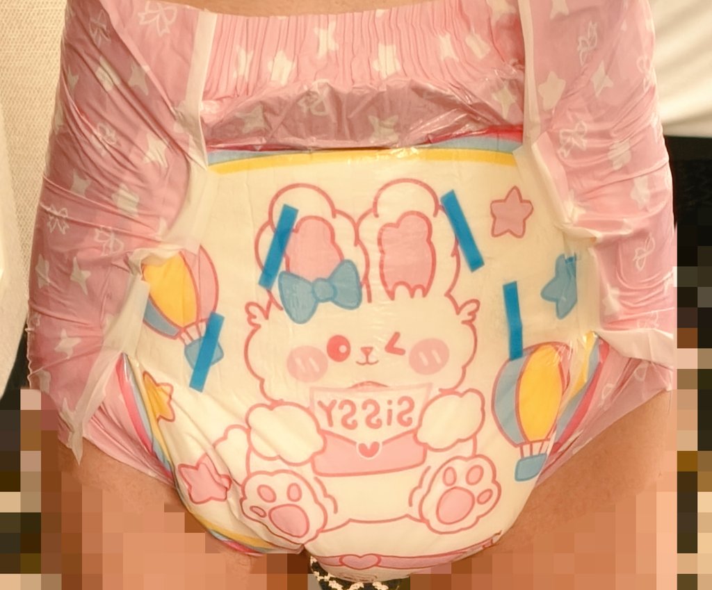 quiheiht's tweet photo. 暑い��らお家のなかでおむつつけたよ💕おむつ見せなさないって言われて前からと後ろから確認されちゃった🫣おもらしたくさんしちゃったけど漏れなかった🎀 https://t.co/GnsuK9mZtz