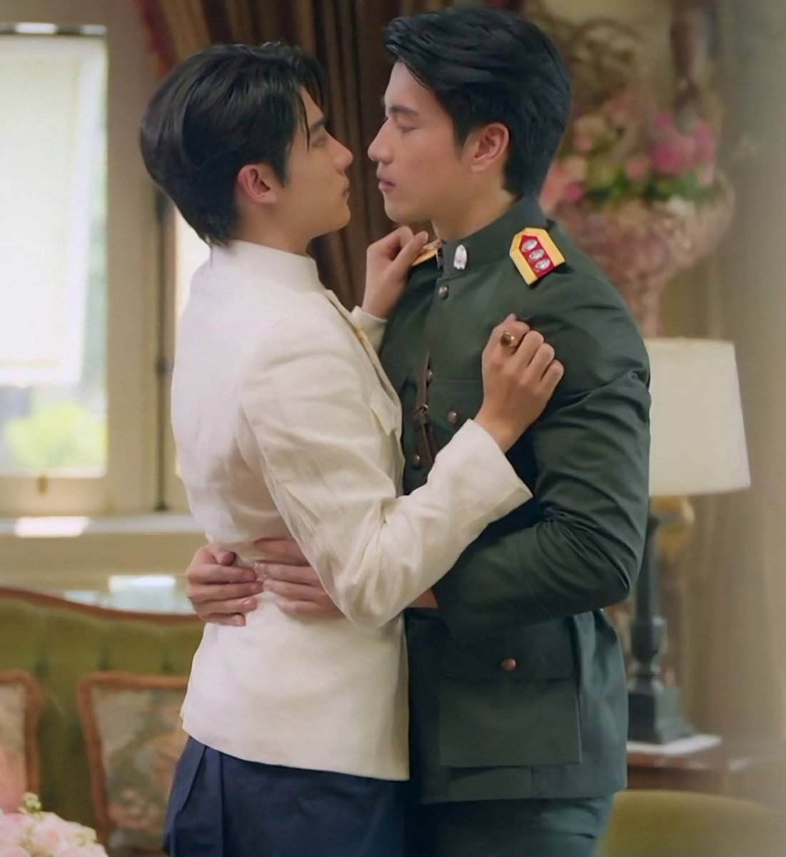 taraotic's tweet photo. wow, that waist has a magnetic pull fits perfectly in your hands, just enough to wrap your arms around 

THE EDGE OF HORIZON EP4

#อรุณรุ่งEP4 https://t.co/8VfjKn06RP