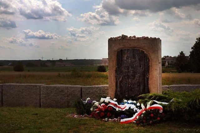 jbetlach's tweet photo. 10. července 1941, před 85 lety, bylo při pogromu v Jedwabném v Němci okupovaném Polsku zavražděno nejméně 340 Židů, mužů, žen i dětí.

Místní Poláci své židovské sousedy shromáždili, týrali a nahnali do stodoly, kterou poté zapálili. Většina obětí uhořela zaživa. Masakr se odehrál za přítomnosti a se souhlasem německých okupačních sil, samotné vraždění však provedli Poláci.

Polsko dnes připravuje ve Varšavě Zeď paměti se jmény obětí volyňských masakrů. Je správné připomínat zločiny ukrajinských nacionalistů a požadovat důstojnou památku jejich obětí. Stejná poctivost však musí platit i vůči vlastním dějinám.

Nacisté vybudovali a řídili systém vyhlazování evropských Židů. Na jejich pronásledování a vraždění se však leckde podíleli také místní obyvatelé. Jedwabné patří k nejotřesnějším případům.

Historická paměť nemůže být výběrová. Národ, který právem žádá uznání vlastního utrpení, musí být připraven přiznat i zločiny spáchané vlastními příslušníky. Nejde o kolektivní vinu Poláků, ale o odmítnutí kolektivní nevinnosti.