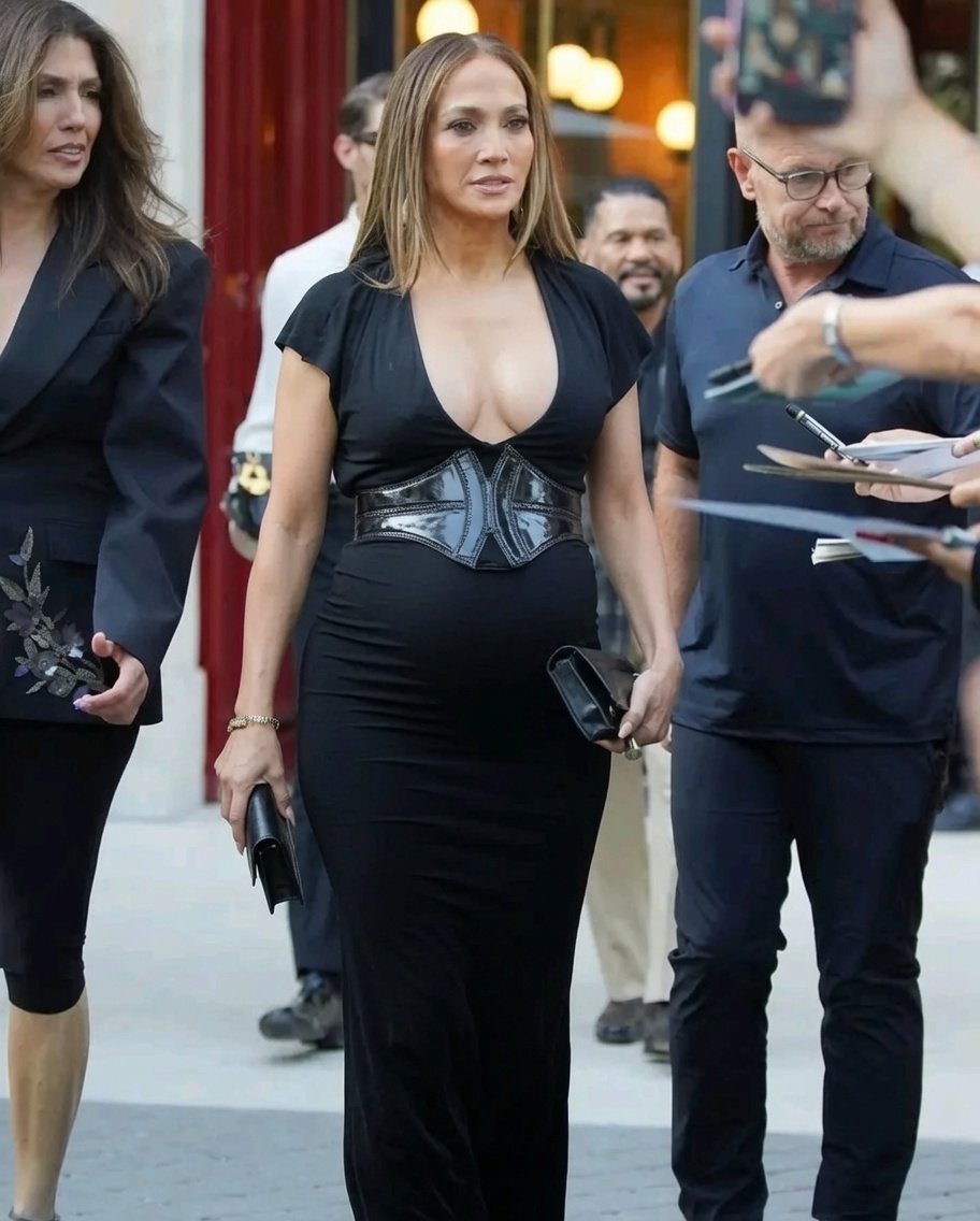 GP_oluwapelumi2's tweet photo. Jennifer Lopez (JLo) has been spotted in Paris showing off her baby bump. 👀 She has been seen in the front row at multiple fashion shows and during outings around the city, with her younger sister, Lynda Lopez, by her side. Swipe to see all of her looks this week. https://t.co/6F9avl33eE