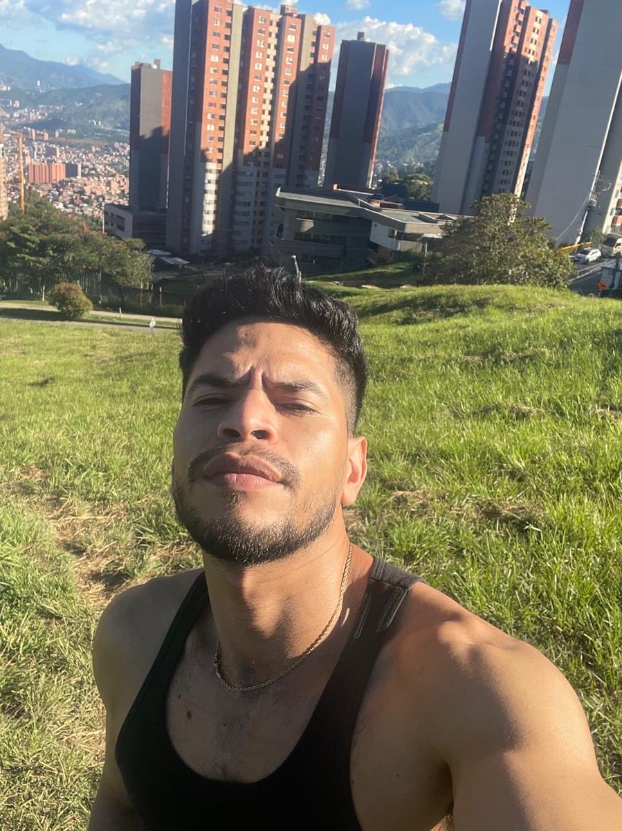 yoanmartinez__'s tweet photo. Que calor  hace en Medellín rtw x rtw ! ����📽️ https://t.co/3RNCwhosO3
