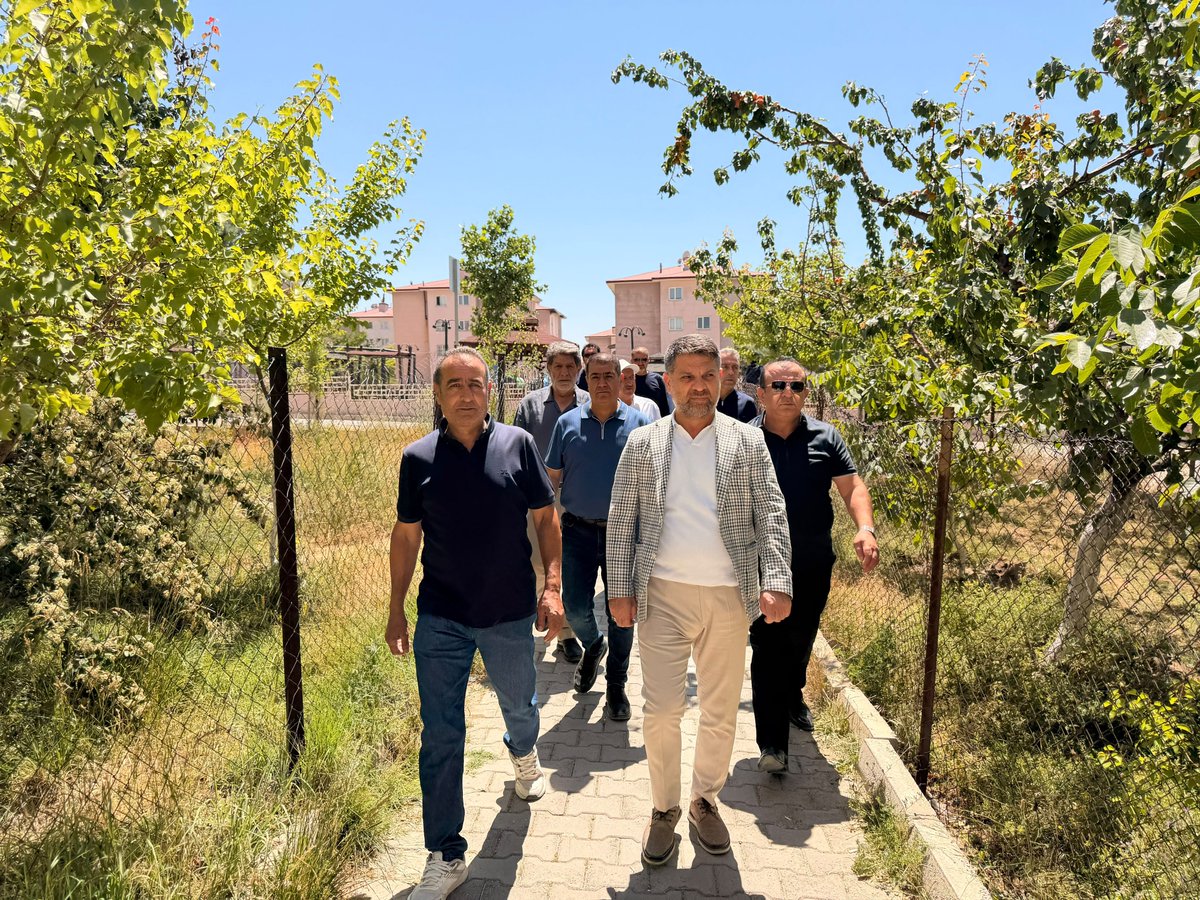 ipekyoluakparti's tweet photo. 📍 Kevenli TOKİ'deyiz.
İlçe Başkanımız Sayın Yavuz Kuşan öncülüğünde; Ana Kademe, Kadın Kolları ve Gençlik Kolları teşkilatlarımızla birlikte hane ve esnaf ziyaretleri gerçekleştirdik.
@abuyukgumus 
@MustafaAlkayis 
@Recep_ayd25 
@ArvasAbdulahat 
@YavuzKusanVan https://t.co/zWmPMMrA0m