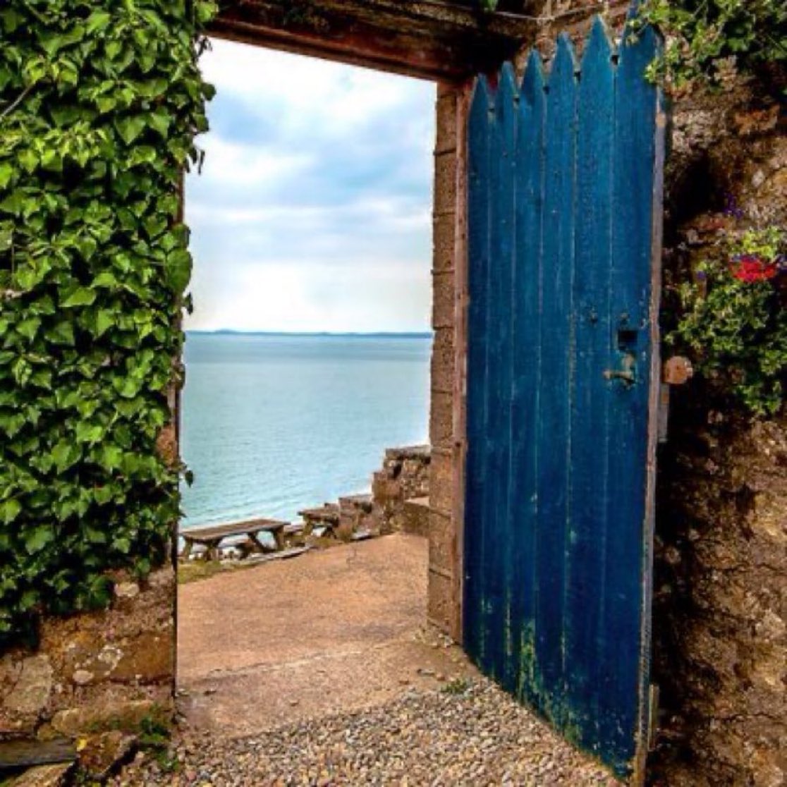 ValaAfshar's tweet photo. You will not remember how much money you made throughout your career.  

But you will remember every person that kindly opened a career door for you.  

Opening doors for others is important and meaningful work. Be a door opener. https://t.co/wUOQND5CZS