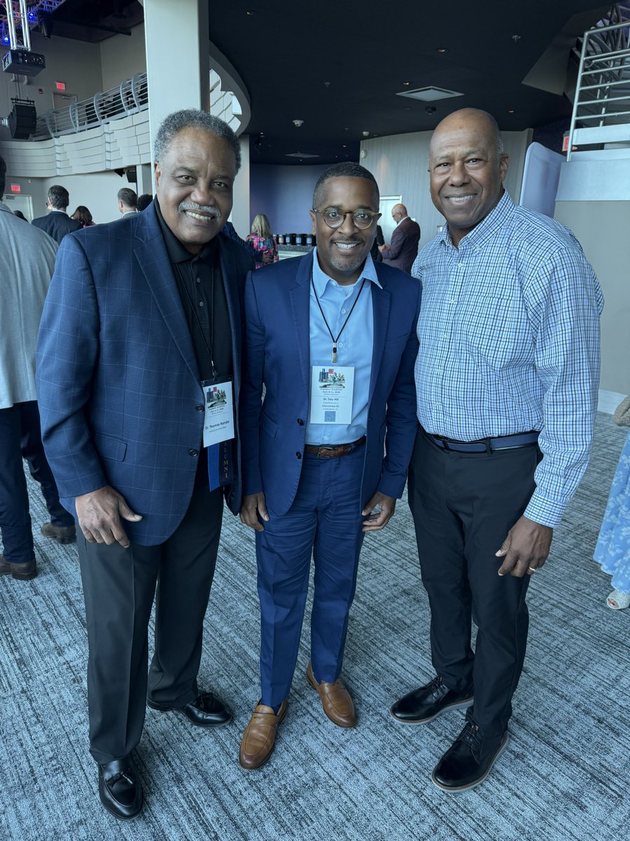 tchill_'s tweet photo. What an honor to learn alongside these Ed Leadership Giants! Iron sharpens iron. @DannyMassey44 @AltonFrailey @Dr_RNivens @DrThomasRandle https://t.co/mq8DMDXb9B