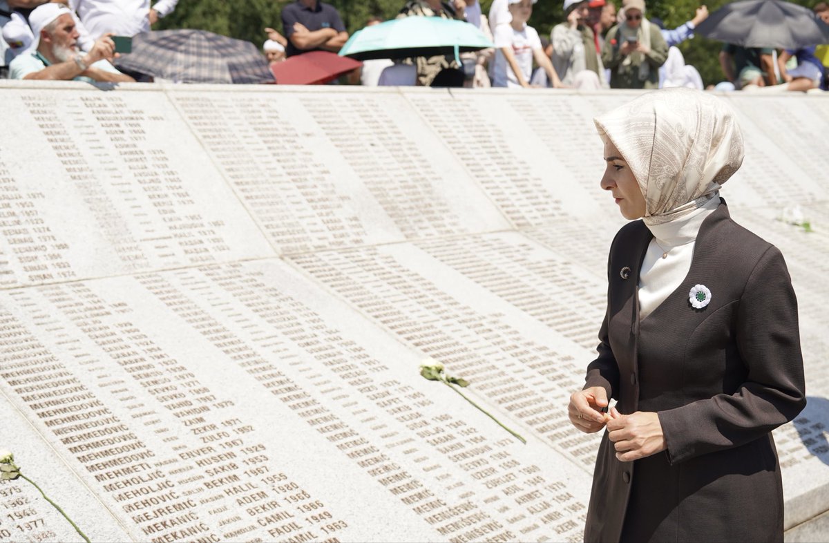 MahinurOzdemir's tweet photo. 📍Srebrenitsa

Srebrenitsa Soykırımı'nda şehit edilen 10 Bosnalı kardeşimizi dualarla ebediyete uğurladık.

Bulunan her bir şehidimiz, 31 yıl önce yaşananları dünyaya tekrar hatırlatıyor, hakikati geleceğe taşıyor.

Srebrenitsa, yüreklerimizdeki dinmeyen acı, vicdanlarımızdaki derin sızı olmaya devam ediyor.

Aziz şehitlerimize Allah'tan rahmet, kederli ailelerine sabır ve başsağlığı diliyorum.