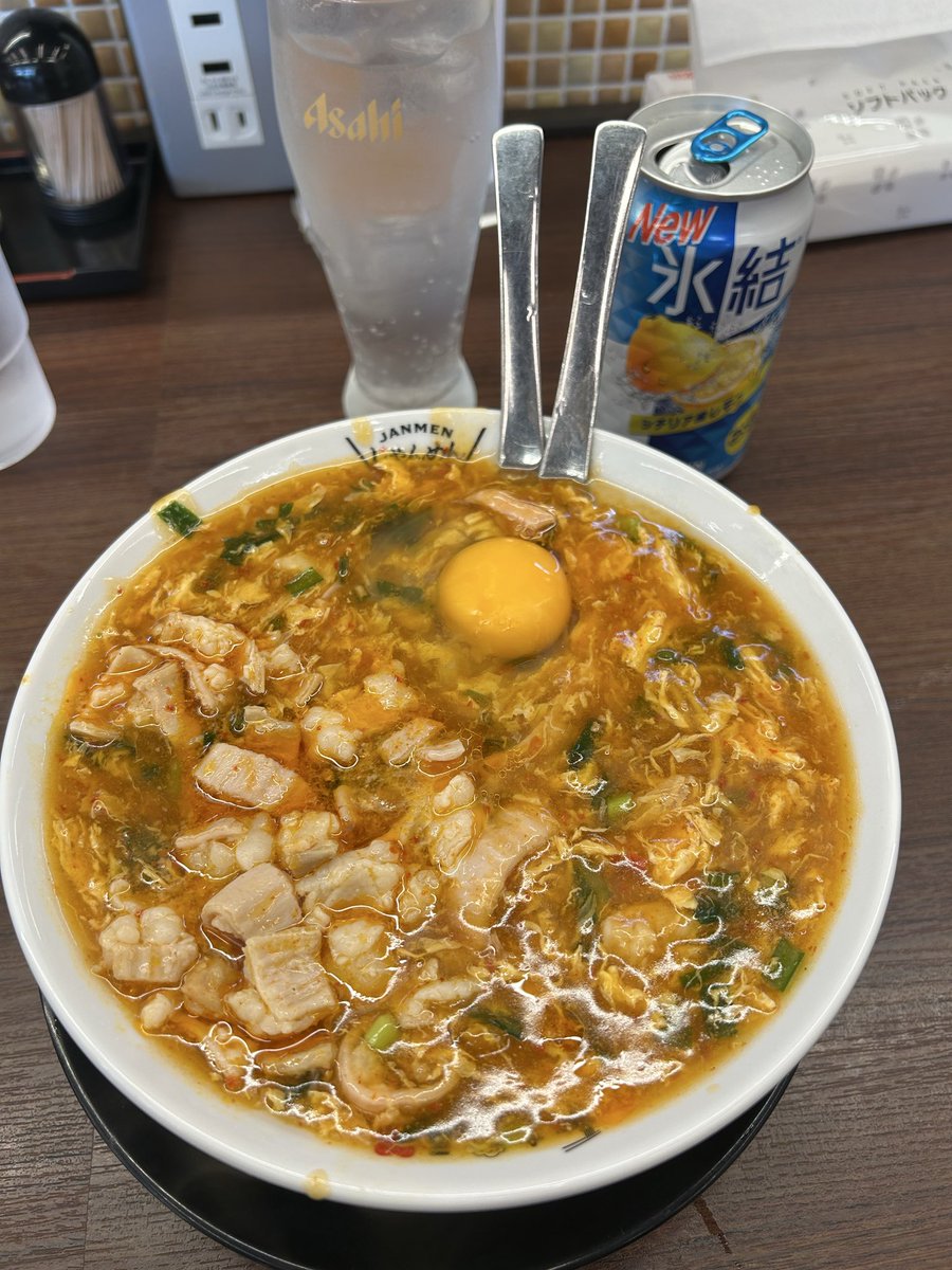 ka28n__'s tweet photo. 誘われてジャン麺食べた（ホルモン2倍トッピング）🍜
命様が美味しいと言っていたお店のFC店とは知らず、、
あとは家に帰ってひたすらミュウツー狩ってた🤣💦もちろん色違いなんて出ません( ˊᵕˋ*) https://t.co/F8bEhyOJHs