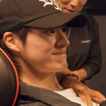 ddinu_'s tweet photo. 짐종국때 자꾸 꾸며낸표정?으로운동하는거진짜 개웃기고 개귀여워서 1시간동안쳐윳음 좀만미간찡그려지면 바로 아래의표정을지음 https://t.co/N1tQxjyYzO