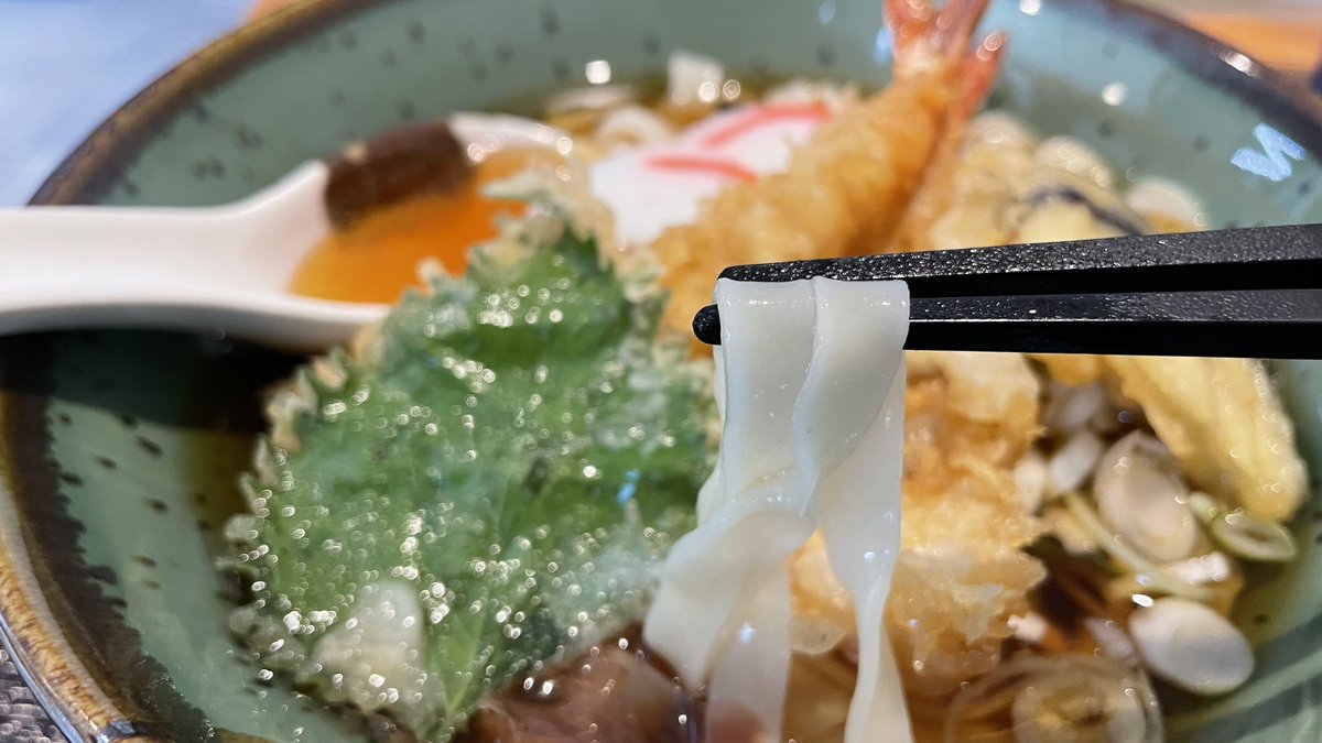 oinagoya's tweet photo. 宮松のえび天コロきしめんを食べに、名古屋においでよ。 
サクサク海老天が2尾乗った、つるつる冷たいきしめんだよ。 

さっぱり系のなごやめしを、美味しく味わってね！ https://t.co/Y6CTQY68bV