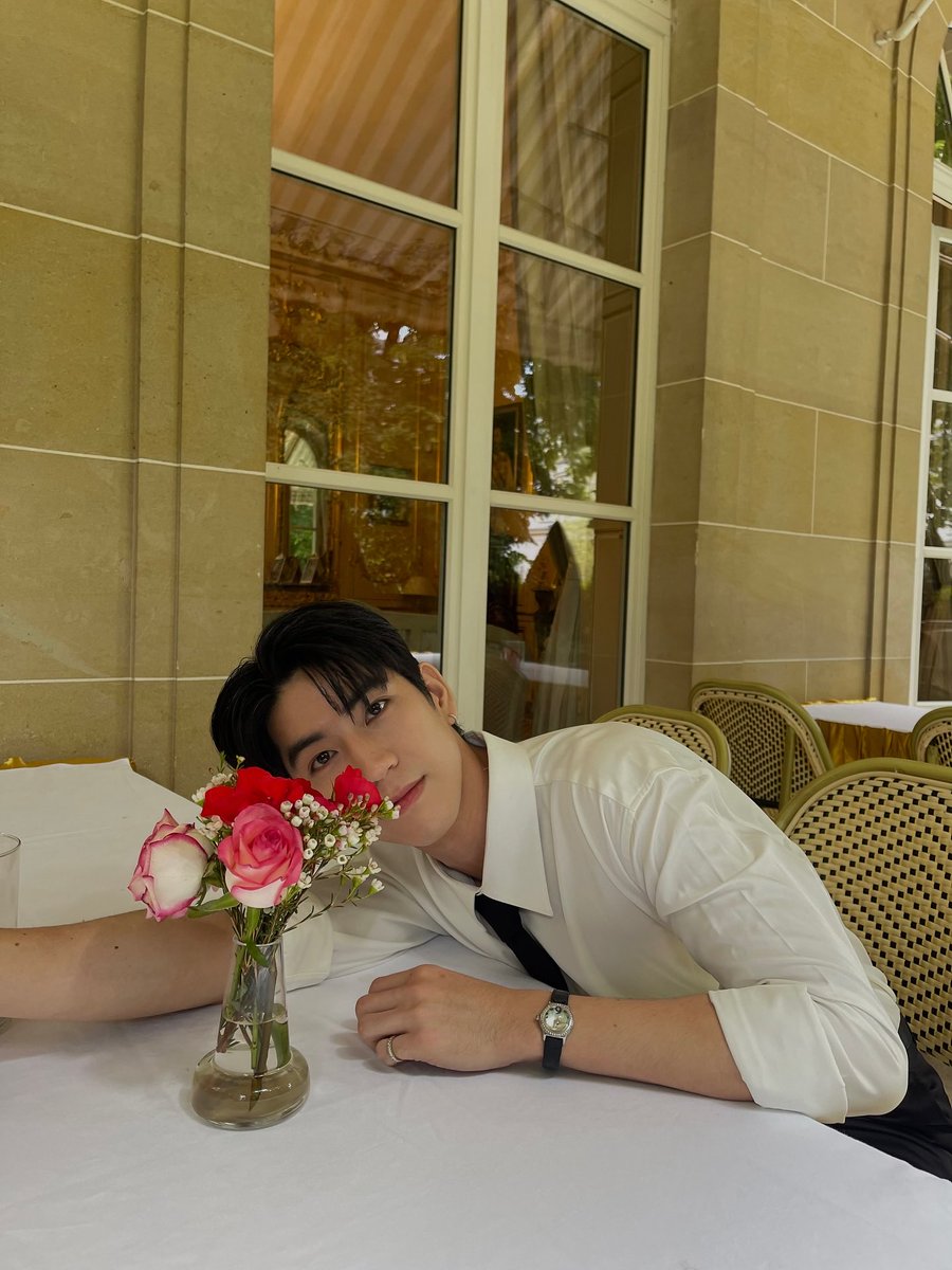 ilyseatwn's tweet photo. พึ่งรู้ว่าน้องซีเหมาะกับดอกกุหลาบมากขนาดนี้ เหมาะกับ จิมมี่ จิตรพล โพธิวิหค อีกต่างหาก 🌹 https://t.co/hX8nsiutjE