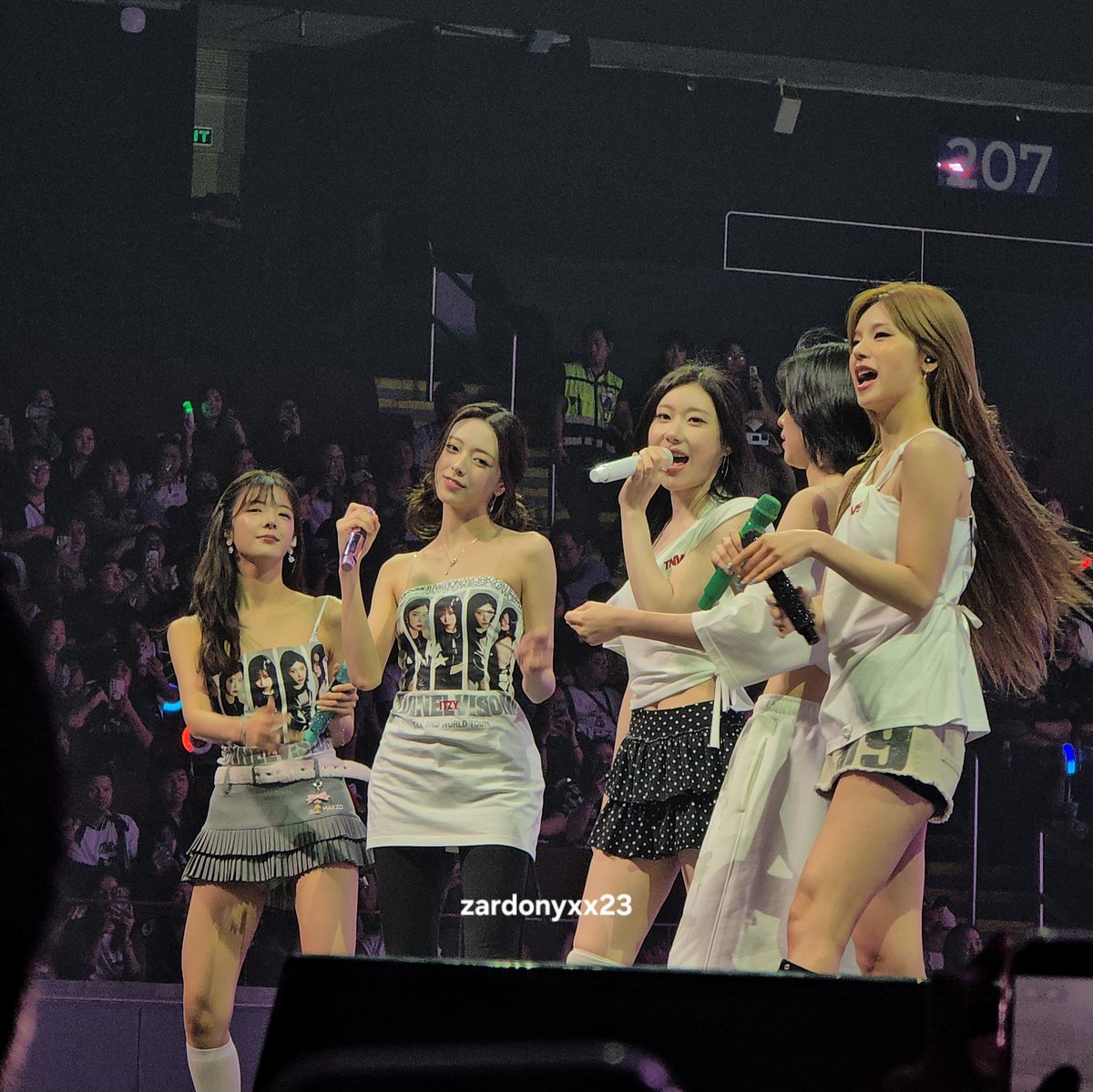 Zardonyxx23's tweet photo. It's good to see all of you complete again, My OT5 @ITZYofficial  ❤️
 Please come back again 🥹🫶

#ITZY_TUNNELVISION_MANILA
#ITZY_TUNNELVISION #ITZY_TNVS
#ITZYinManila #ITZY #Ryujin #yeji #yuna #lia #chaeryeong https://t.co/RfzQ8udNgT