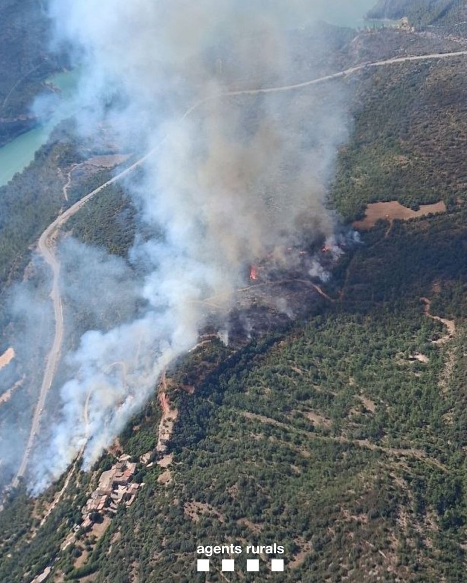 agentsruralscat's tweet photo. 🔴 ACTUALITZACIÓ (11/07 18.00h.) #IFCamarasa (la Noguera) afecta una superfície aproximada d'unes 19 hectàrees, segons dades provisionals d’#AgentsRurals. 

L'incendi afecta l'espai natural protegit de l'Aiguabarreig Segre-Noguera Pallaresa.

Imatge del #GSAcar (17.45 hores) https://t.co/bcBMHj1DEC