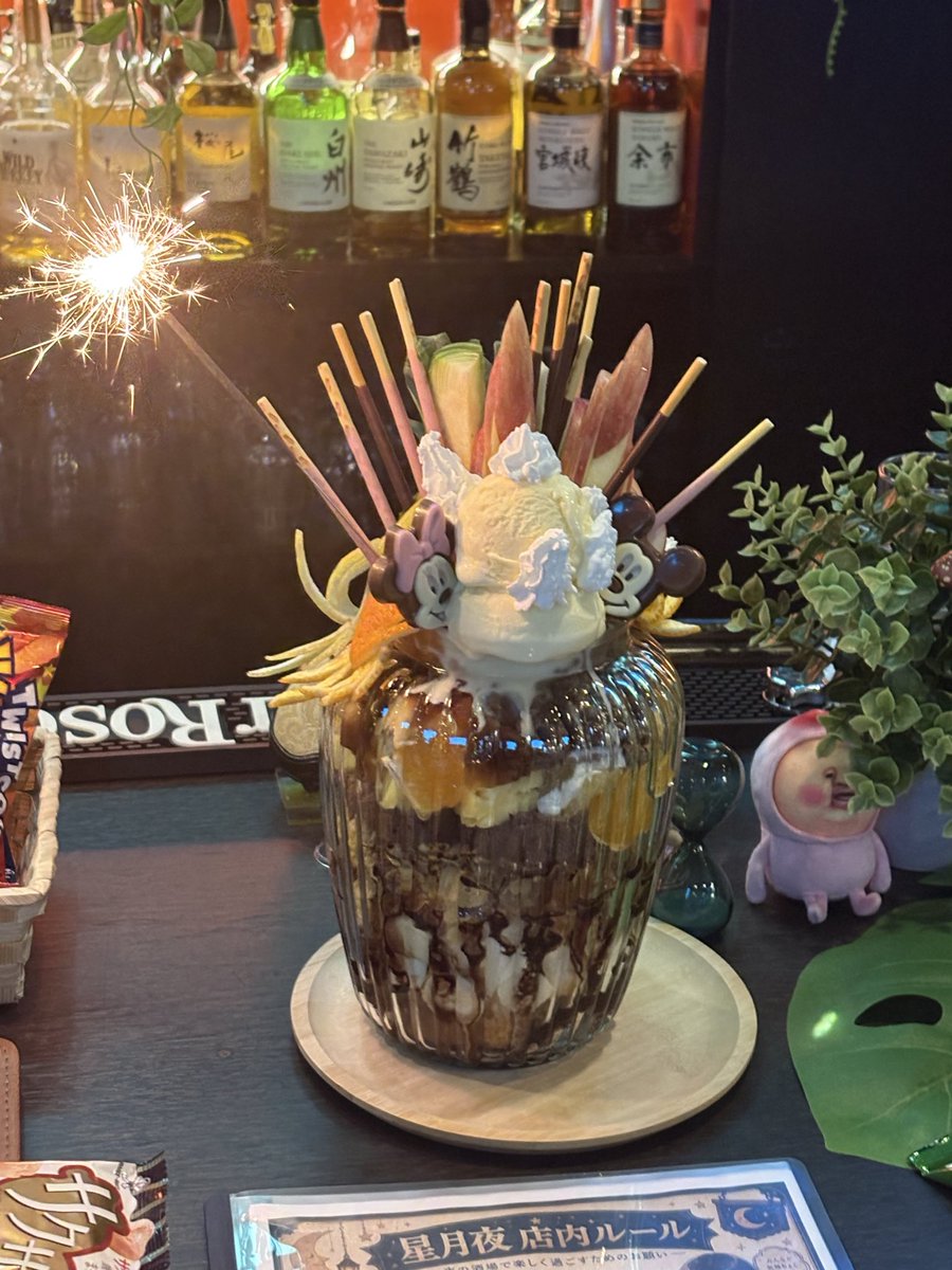 ayaka113070's tweet photo. 8000円のパフェ。大迫力の上に味も最高！

#BAR星月夜
#デカルチャーパフェ https://t.co/D8swgIIKpJ