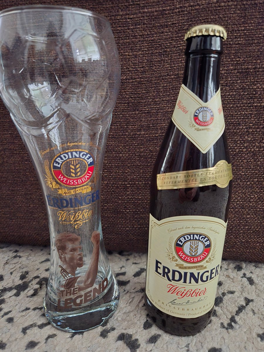 aftncanada's tweet photo. BC Liquor stores have a limited edition @ErdingerWB football pack at the moment.

Comes with 5 bottles of Erdinger wheat beer and a special Thomas Müller Legend glass.

$25.99 plus tax. Pretty cool. https://t.co/KQ2Yuo2APy