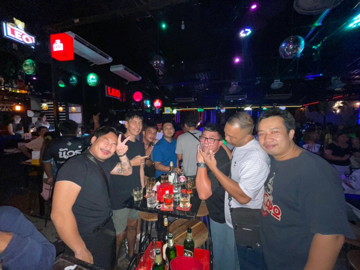 moutentim2's tweet photo. เมามาก โต๊ะข้างๆ ส่งเหล้าเพรียวให้กระดก เป็น 10 แก้ว https://t.co/U4xKJqSzRF