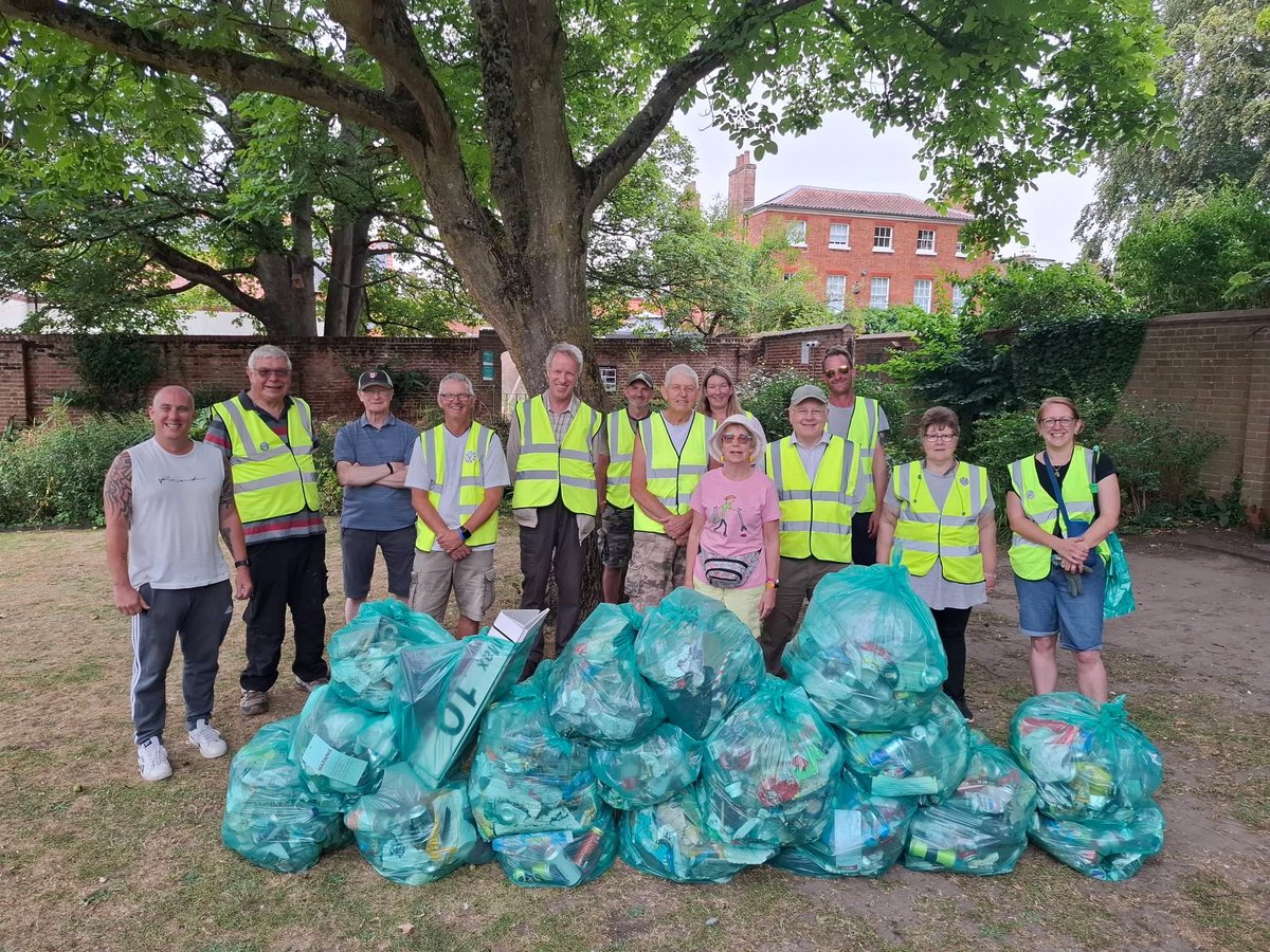 Derehamlitter's tweet photo. 1/2… A fantastic morning in Dereham with 17 amazing volunteers helping to make a difference to the local environment.

🗑️ 19 bags
⚖️ 53.65kg

It was great to welcome volunteers from Peterborough and Whitley Bay, Northumberland, showing that community spirit knows no distance! https://t.co/qAtz1e2zMA