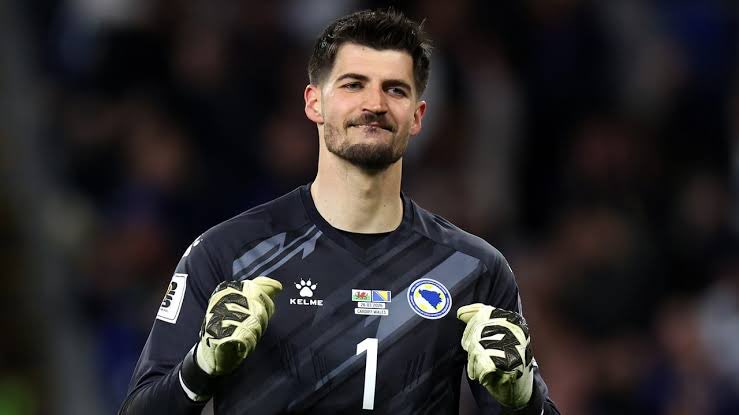 BosniaNTBall's tweet photo. 🚨Nikola Vasilj looks to have signed for Saudi Arabian side Al-Diriyah. I’m very dissapointed in this move from him to say the least. Via: @BILD https://t.co/ylWFDRX3vP