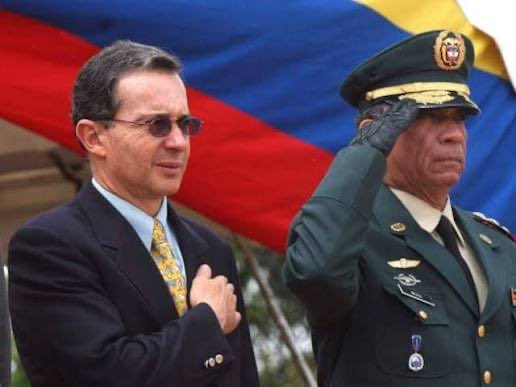 felipemontoyasz's tweet photo. 8. Jorge Eduardo Mora - Ministro de Defensa.

Hermano del general (r) Jorge Enrique Mora Rangel, comandante de las Fuerzas Militares durante el gobierno de Álvaro Uribe y la política de Seguridad Democrática. Durante su mando se registraron altos números de ejecuciones extrajudiciales. El nombre de Jorge Enrique Mora Rangel ha aparecido en indagaciones relacionadas con el asesinato de Jaime Garzón.