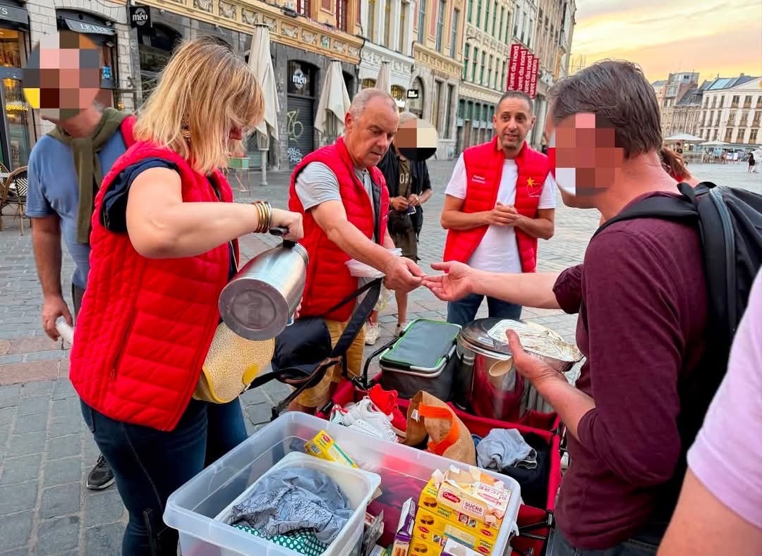 BouananiKalid's tweet photo. Chaque vendredi soir, nous allons à la rencontre de nos amis de la rue à Lille.
Un repas, une boisson, un café mais surtout de l’écoute, du partage et un peu de chaleur humaine. ❤️
👉 🌟 ❤️ Cœur Étoilé 🌟
👉 https://t.co/G1MCJpRV3z
#Solidarité #Lille https://t.co/XQddHUyiiR