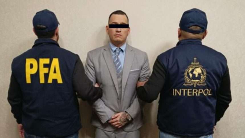 EnfoqueNoticias's tweet photo. 🧵🇦🇷 #Argentina detuvo al mexicano Rodolfo Junior Aguirre Covarrubias, buscado por Interpol a solicitud de #EstadosUnidos por delitos relacionados con narcotráfico https://t.co/SS3ItItCRP