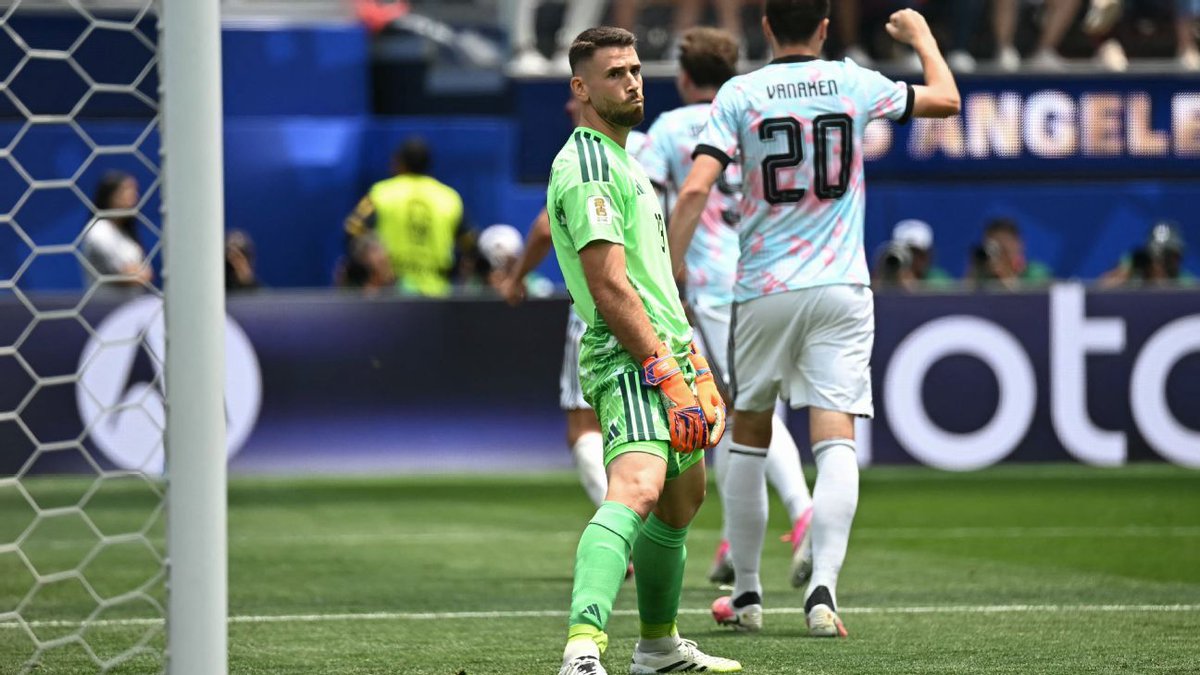 MDosGuardaRedes's tweet photo. Finalmente apanhado. 🕵️

Unai Simón estabeleceu recorde histórico de 650 minutos sem sofrer golos num Mundial, batido aos 41' dos quartos frente à Bélgica (2-1). https://t.co/hgWHZ0rwRX