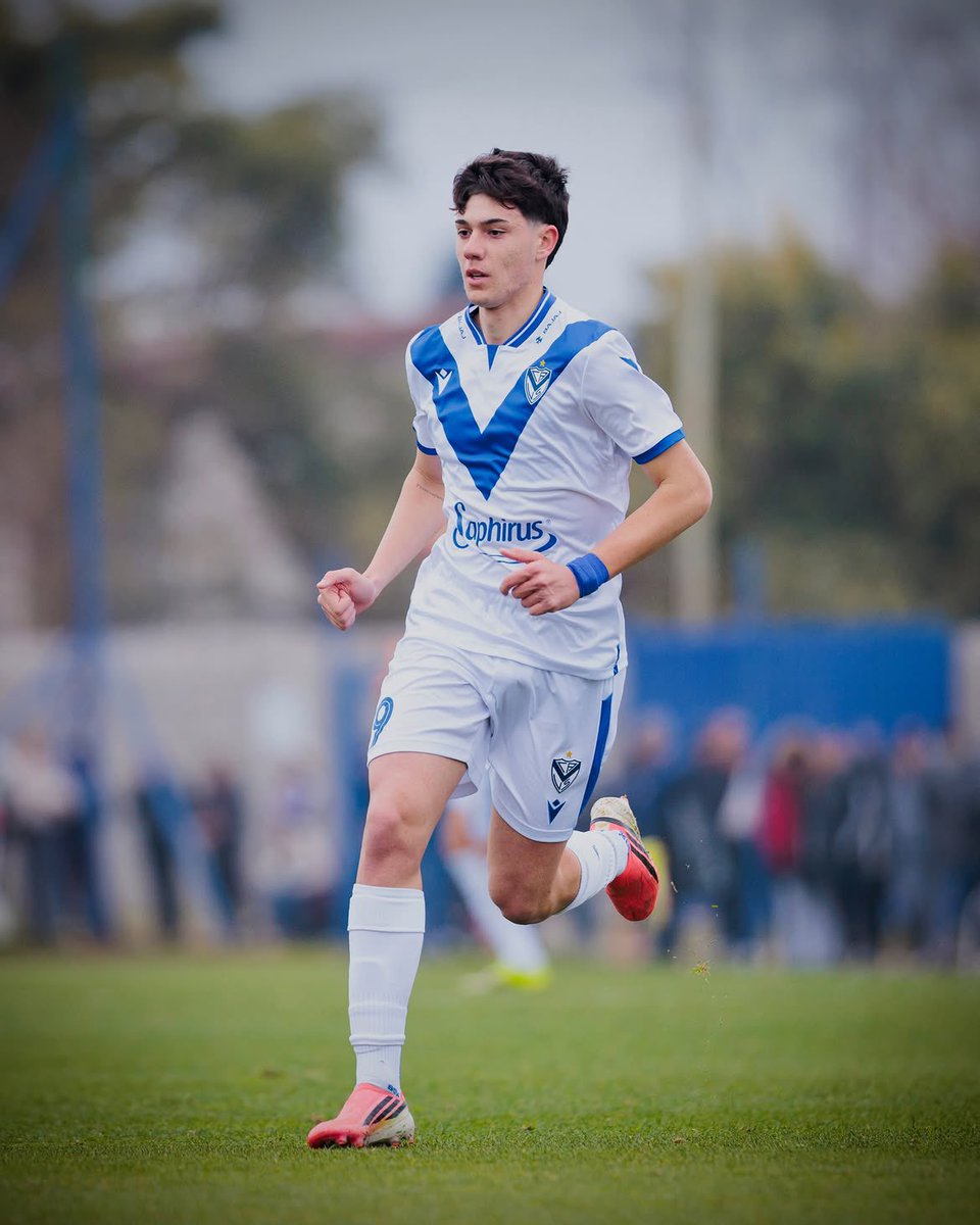metcheverry99's tweet photo. 💣 El CT de #Vélez le comunicó a Thiago Villalba, Simón Prima y Lautaro Piola que se entrenaran durante toda la semana que viene junto al plantel de primera. Luego, de acuerdo a sus rendimientos, se definirá si pasan a formar parte del grupo o vuelven a reserva.

👉 Los 3 juveniles dejaron muy buenas sensaciones, sobre todo en el amistoso frente a AAAJ.