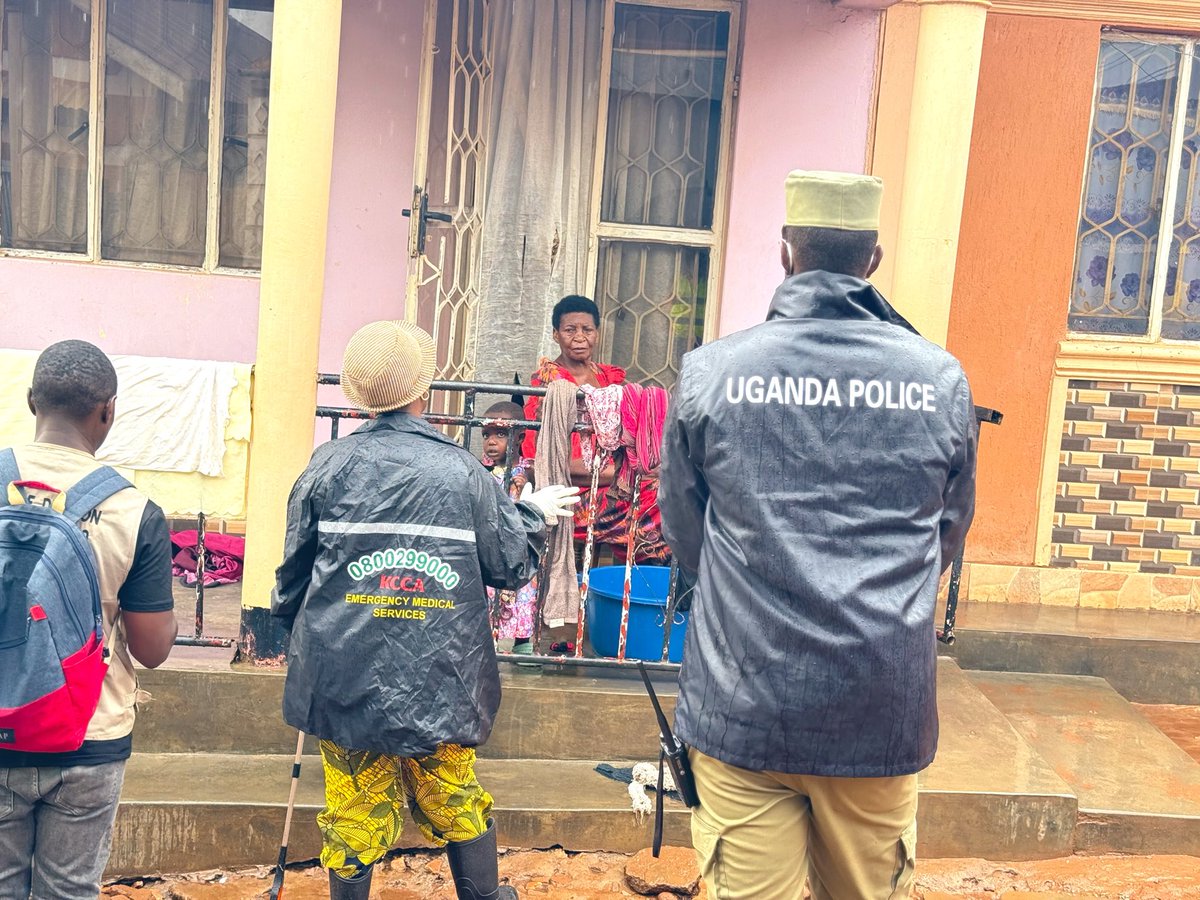 sarahkzalwango's tweet photo. 🙏 Thank You for Supporting the Weyonje Community Clean Up!

A heartfelt thank you to all the residents, local leaders, partners and stakeholders who made today's @Weyonje Community Clean Up in Kawempe I Parish a success, led by KCCA Executive Director Hajjat @Buzeki_Sharifah and the KCCA technical team.

Special appreciation goes to Kawempe PLU Bulungi Bwansi, the Consortium and Union of Waste Collectors, @towauchafu, Kawempe Community SACCO, Kawempe 7 Hills SACCO, Kawempe National Referral Hospital, the Uganda Police Force and the UPDF Kawempe Military Division, led by Brigadier Commander Jemba, for their invaluable support.

Together, we cleaned our communities, promoted proper waste management, delivered health services through medical camps and reaffirmed our shared commitment to a cleaner, healthier Kampala.

Keeping Kampala clean is everyone's responsibility.
@cdfupdf @MODVA_UPDF