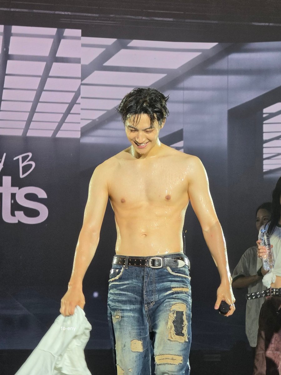 nothingfoeny's tweet photo. แสบตา

#TAPE_ROOTS_BANGKOK_DAY1 https://t.co/SP0cbyZeND