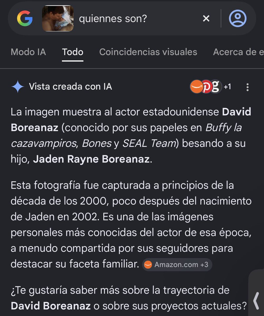 JaviRodrigo11's tweet photo. Flipa con lo que te dice Google Lends. 

Ignasi Guardans; te dice, todo compungido, que es el “pobre” Pedro Sánchez con su hija.

Y resulta que la foto es en realidad del actor estadounidense David Boreanaz (conocido por sus papeles en Buffy la cazavampiros, Bones y SEAL Team) besando a su hijo, Jaden Rayne Boreanaz.

La fotografía es de principios de la década de los 2000.

Al loro.