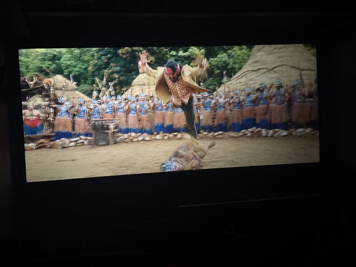MrFamous124's tweet photo. #Dhamaal4 The melodramatic subplot introduced towards the climax feels forced and tonally inconsistent with the rest of the film, reducing the impact of the finale. The film also suffers from pacing issues, with several sequences overstaying their welcome! https://t.co/DdGJokjOUP