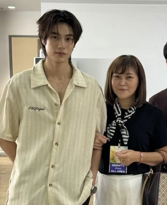 naragrapht's tweet photo. mama mertua menggandeng menantu 🤭🤭

#PeachAndMeSeriesEP1 #pondphuwin https://t.co/9lSwW0GHXB