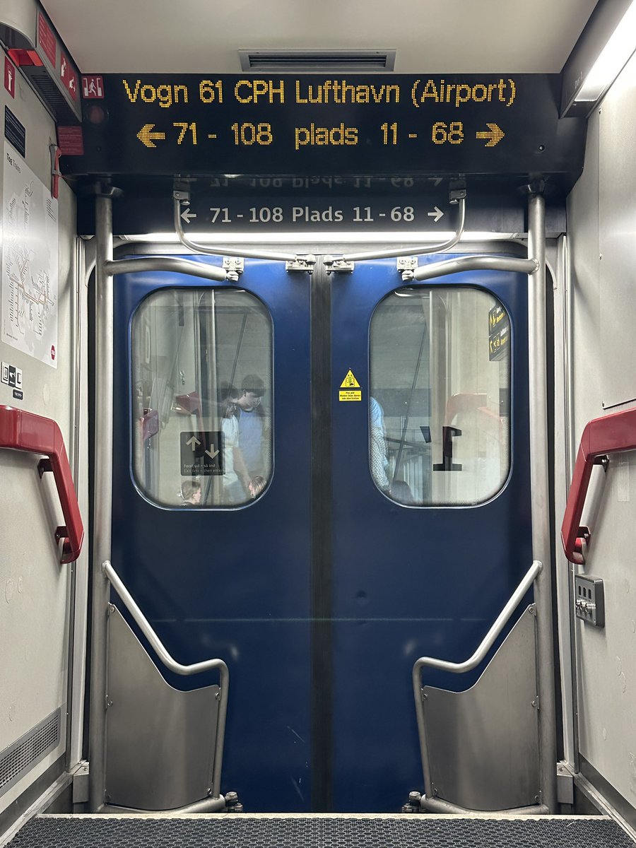 mambon's tweet photo. JR北海道となかよしの
🇩🇰デンマーク国鉄 DSB
鉄分とゴム分の緊急補給中🤭
@omDSB https://t.co/motvoHXsLp