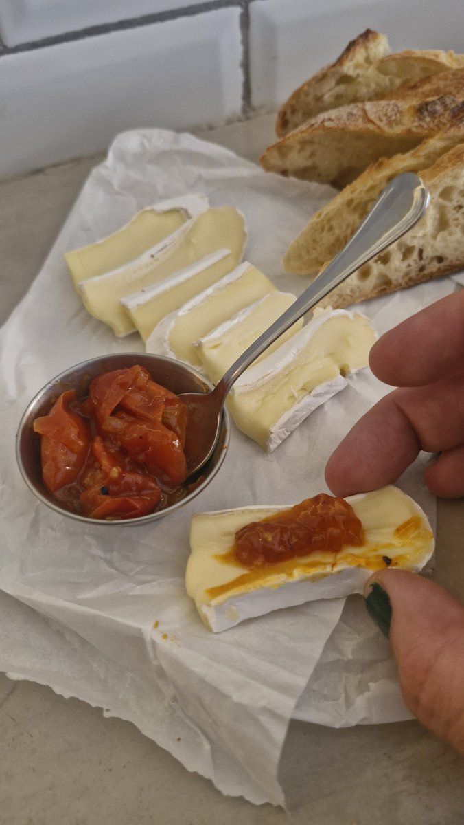 phatchaff's tweet photo. Chutney de tomate + brie. https://t.co/1tD8naCAN2