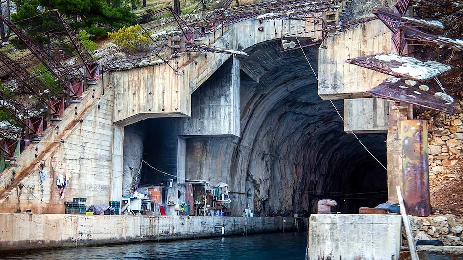 TheMilObserverr's tweet photo. India is about to unlock a strategic advantage that took China years to build.

INS Varsha, near Rambilli in Andhra Pradesh, is expected to become operational before the end of 2026.

Built deep inside the Eastern Ghats, INS Varsha uses underwater tunnels that allow India's nuclear submarines to sail directly into the Bay of Bengal from inside the mountain.

That makes it extremely difficult for adversaries to know when a submarine has deployed or where it is heading, giving India's nuclear fleet a major survivability advantage.

INS Varsha is expected to host Arihant-class SSBNs and India's future nuclear attack submarines (SSNs), making it one of the most strategically important naval bases in the country.

China built Hainan to hide its nuclear submarines. Now India has its own answer in the Bay of Bengal. 🇮🇳