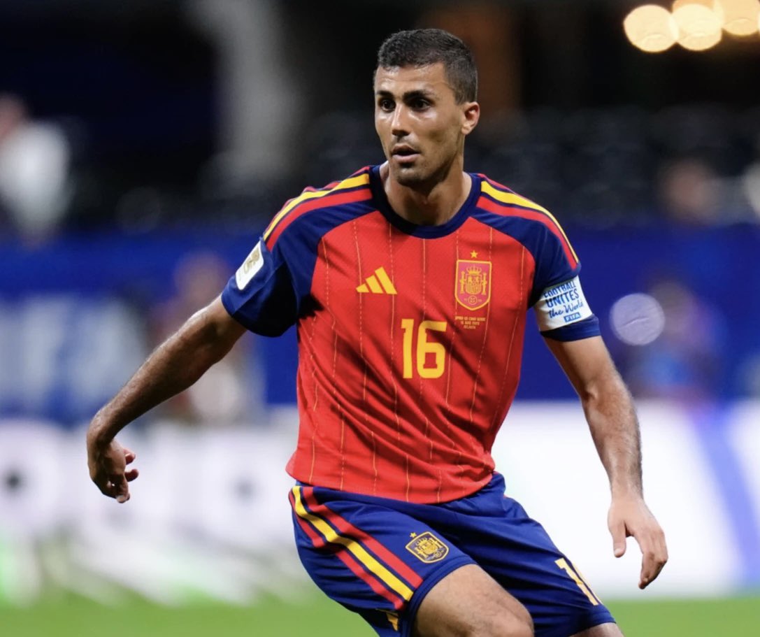 PitchBlackFC's tweet photo. The reigning Ballon d'Or winner has zero goals and zero assists at this World Cup.
He is also the reason 🇪🇸 Spain are in the semi finals.
Some players fill the scoresheet.
Others fill the gaps nobody else can see.
Rodri is the difference between Spain being good and
🇪🇸 Spain being impossible to beat.
