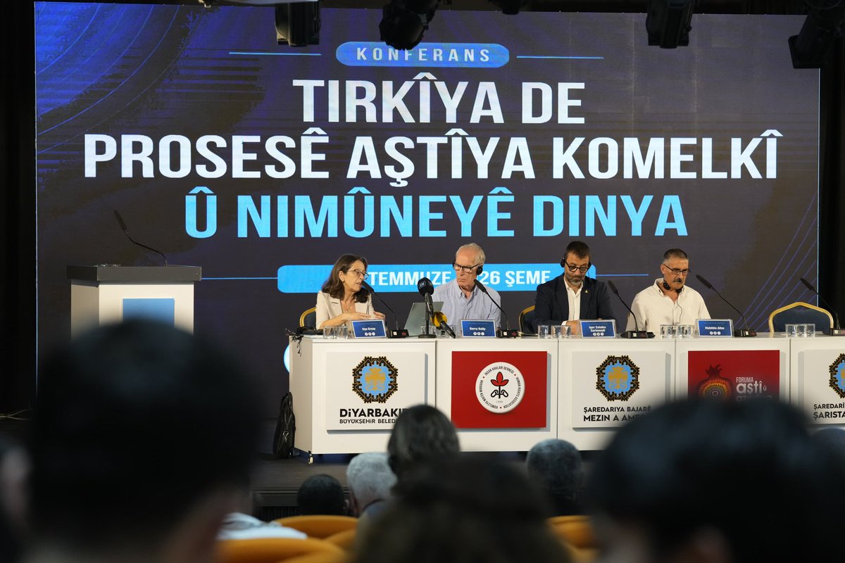 ihdamedsubesi's tweet photo. Diyarbakır Büyükşehir Belediyesi ile beraber gerçekleştirdiğimiz Türkiye’de Toplumsal Barış Süreci ve Dünya Örnekleri Konferansı; katılımcı ve konuşmacıların soru-cevaplarıyla sona erdi. Konferansımıza ilgi gösteren herkese teşekkür eder, konferansın kalıcı barışa vesile olmasını dileriz.