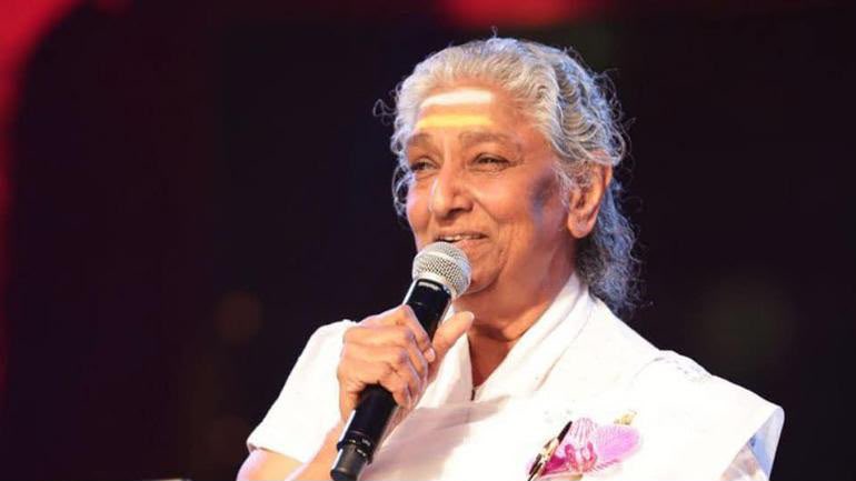 Shanmugamcpim's tweet photo. எஸ்.ஜானகி மறைவு
மார்க்சிஸ்ட் கம்யூனிஸ்ட் கட்சி இரங்கல்!

இந்திய திரை இசையின் இணையற்ற இசைக்குயில் எஸ்.ஜானகி அம்மா மறைவுக்கு மார்க்சிஸ்ட் கம்யூனிஸ்ட் கட்சியின் சார்பில் ஆழ்ந்த இரங்கலை தெரிவித்துக் கொள்கிறோம்.

தமிழ், தெலுங்கு, கன்னடம் மலையாளம், இந்தி உட்பட 17 மொழிகளில் 40 ஆயிரத்திற்கும் மேற்பட்ட திரை இசை பாடல்களை பாடிய பெருமைக்குரியவர் எஸ்.ஜானகி அம்மா ஆவார்கள். மனித வாழ்வின் அனைத்து உணர்வுகளையும் தன்னுடைய குரலின் வழியாக பதிவு செய்த மகத்தான கலைஞர் அவர்.

சிங்கார வேலனே தேவா செந்தூரப்பூவே மாதா உன் கோயிலில் உட்பட அவர் பாடிய பாடல்கள் காலத்தை கடந்து நிற்கும் ஆற்றல் வாய்ந்தவை. பல்வேறு மாநில மொழிகளில் பாடியதற்காக தேசிய விருதுகள் உட்பட ஏராளமான விருதுகளை அவர் பெற்றுள்ளார். 

2012 ஆம் ஆண்டு அவருக்கு பத்மபூஷன் விருது அறிவிக்கப்பட்டபோது தன்னுடைய இசை சாதனைக்கு இந்த விருது காலம் கடந்த அங்கீகாரமாக உள்ளது என்று கூறி அந்த விருதை ஏற்க மறுத்த சுயமரியாதை மிக்கவராகவும் எஸ்.ஜானகி திகழ்ந்தார்.

அவரை இழந்து வாடும் குடும்பத்தாருக்கு #CPIM சார்பில் ஆறுதலை தெரிவித்துக் கொள்கிறோம்.

தோழர் பெ.சண்முகம், மாநிலச் செயலாளர், சிபிஐ(எம்)