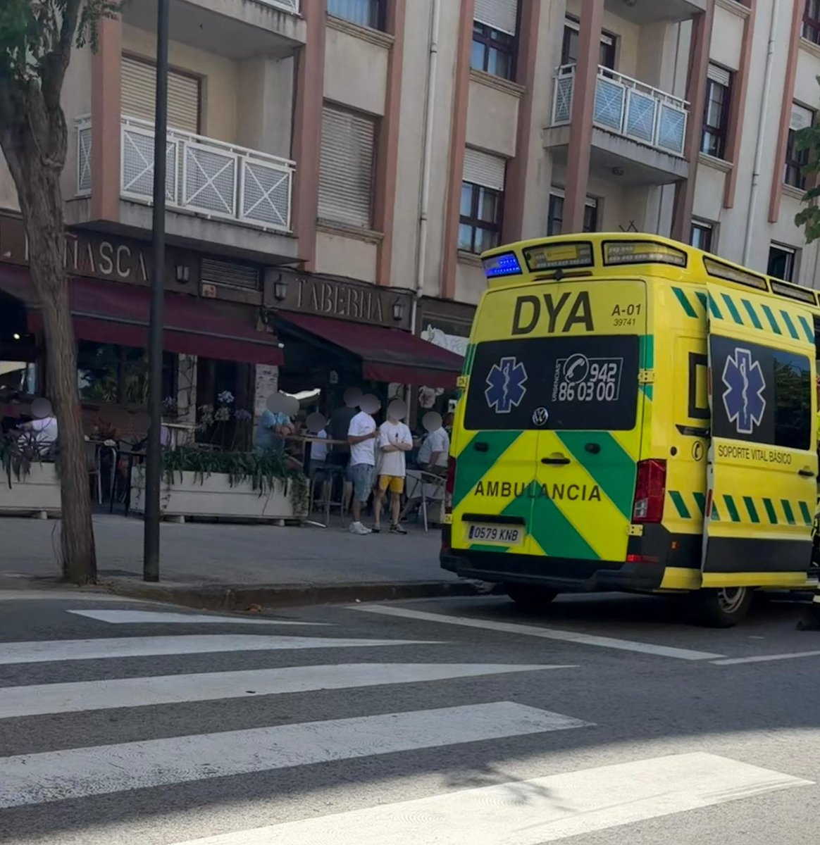 DYACantabria's tweet photo. 16:30 Aviso por caída de motorista en C/ Silvestre Ochoa de #CastroUrdiales acude ambulancia SVB #DYA que atiende por heridas abrasivas leves, tras curas en el lugar no requiere traslado. https://t.co/D2JUlJ5Mx5