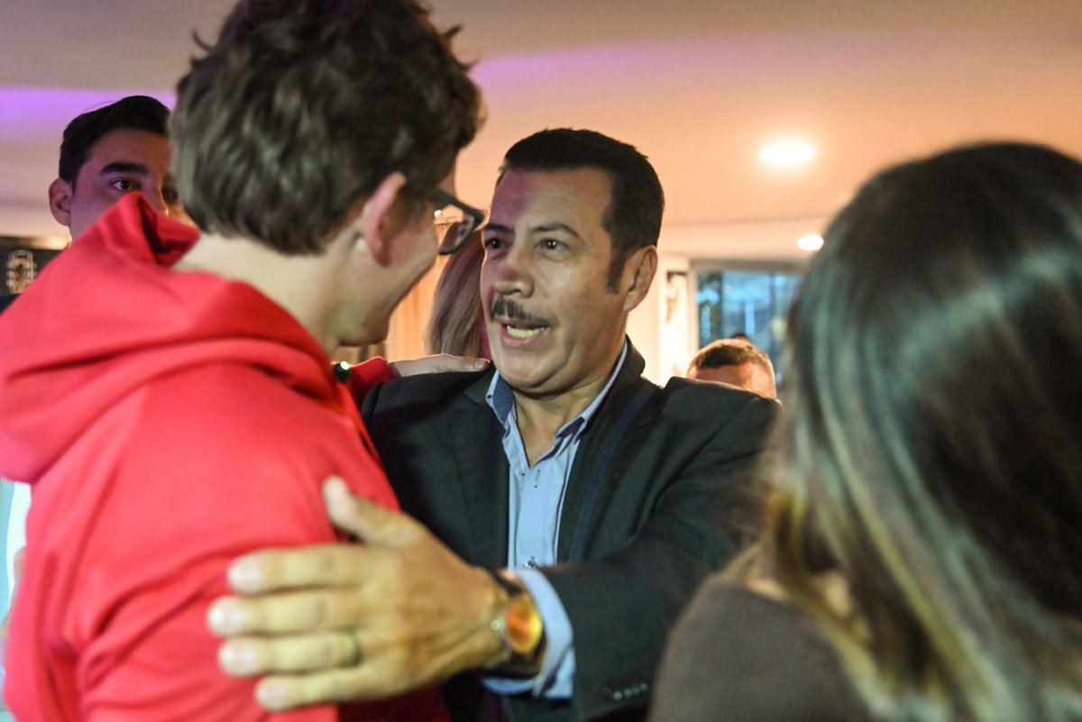 GAquinteroA's tweet photo. Con la @ALantonionarino seguimos demostrando, como lo ha planteado el alcalde @CarlosFGalan, que la mejor forma de gobernar es en la calle. Con #GabineteAlBarrio escuchamos a la comunidad, revisamos los avances, asumimos nuevos compromisos y fortalecemos el trabajo conjunto para resolver los retos del territorio.

Esa es la manera de fortalecer la confianza ciudadana y construir una Bogotá más cercana, donde las instituciones estén presentes y la gente vea resultados.