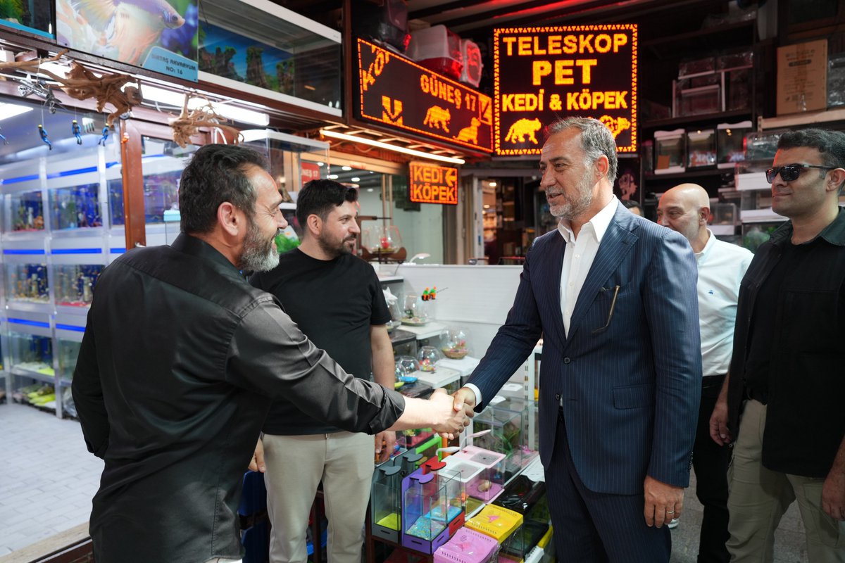 BBvolkanyilmaz's tweet photo. İstanbul'un köklü simgelerinden biri olan Eminönü Çiçek Pasajı'nda, geçmişin zarafetini bugüne taşıyan atmosferi soluduk. Bu tarihi mirası yaşatan değerli esnaflarımızı ziyaret ederek hayırlı, bereketli kazançlar diledik. https://t.co/SBbs1FNiSF