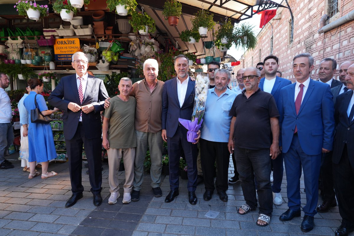 BBvolkanyilmaz's tweet photo. İstanbul'un köklü simgelerinden biri olan Eminönü Çiçek Pasajı'nda, geçmişin zarafetini bugüne taşıyan atmosferi soluduk. Bu tarihi mirası yaşatan değerli esnaflarımızı ziyaret ederek hayırlı, bereketli kazançlar diledik. https://t.co/SBbs1FNiSF