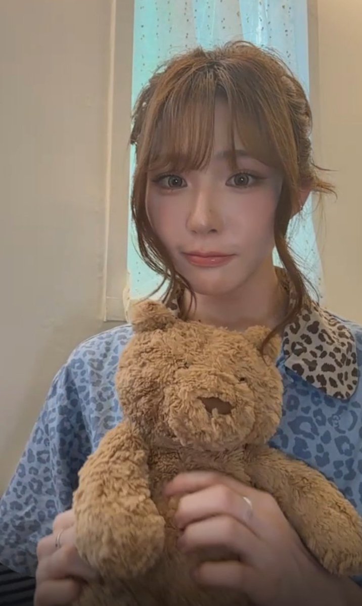 oddXinyeoubi's tweet photo. That teddy bear has been with her for as long as i remember🥹🥹🥹 https://t.co/7n0uiGBuzl